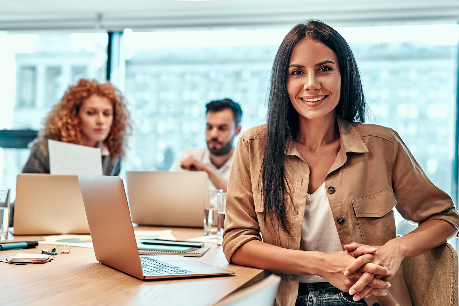 doble-exposicion-remolque-gente-denegocios-de-pie-en-una-oficina-y-usando-una-computadora-portatil