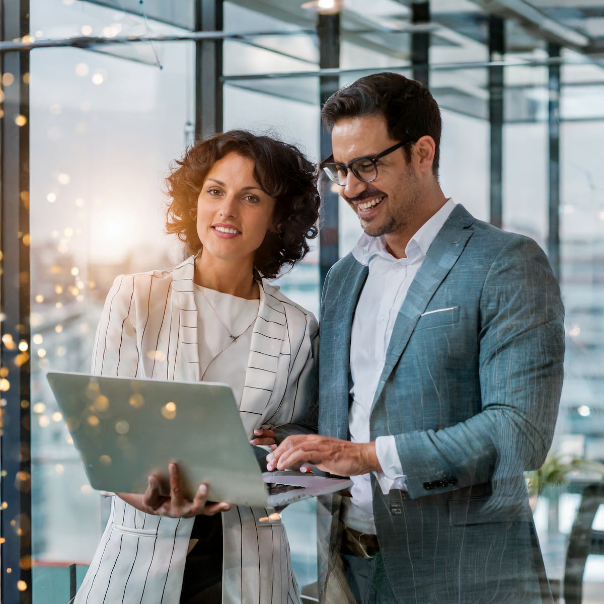 doble-exposicion-remolque-gente-denegocios-de-pie-en-una-oficina-y-usando-una-computadora-portatil