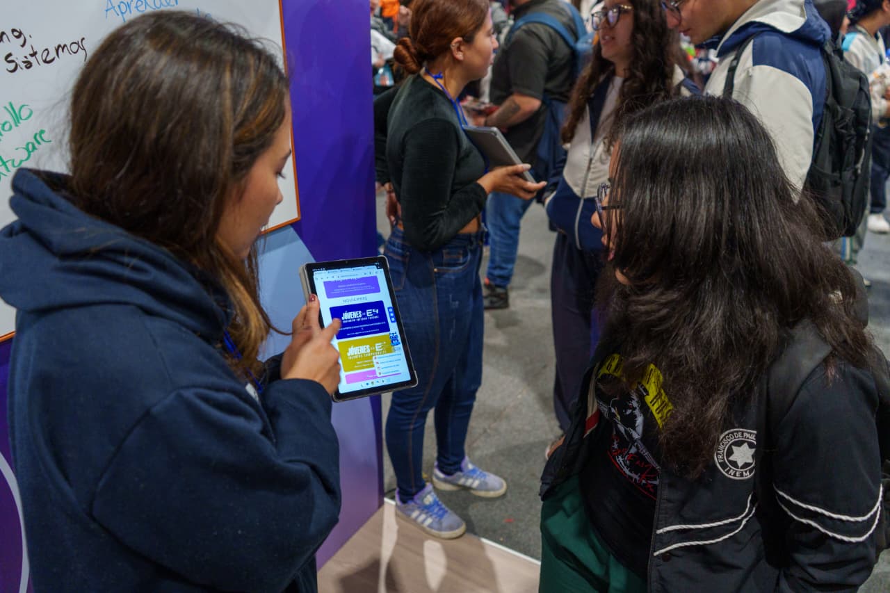 Atenea está en Expoestudiantes para orientar a los jóvenes en su camino hacia la educación superior
