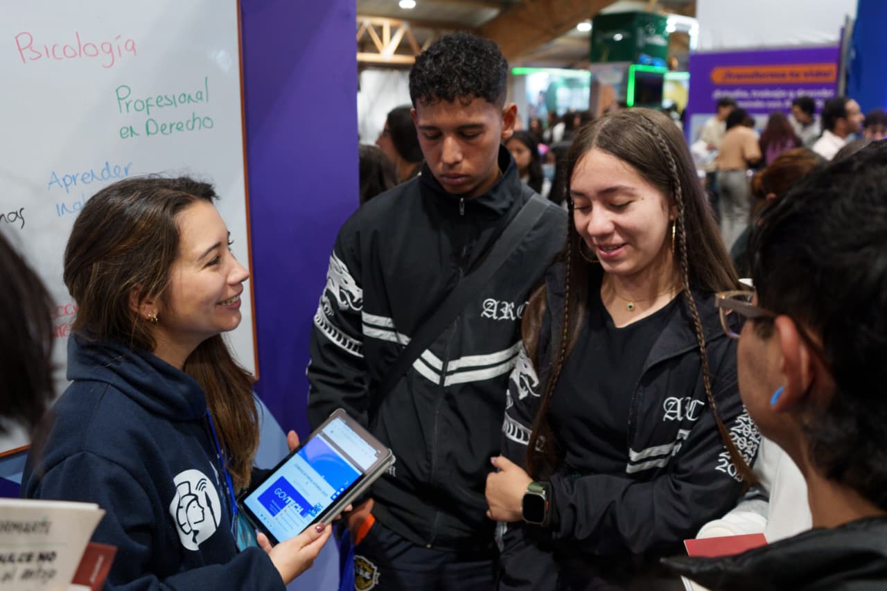 Atenea está en Expoestudiantes para orientar a los jóvenes en su camino hacia la educación superior