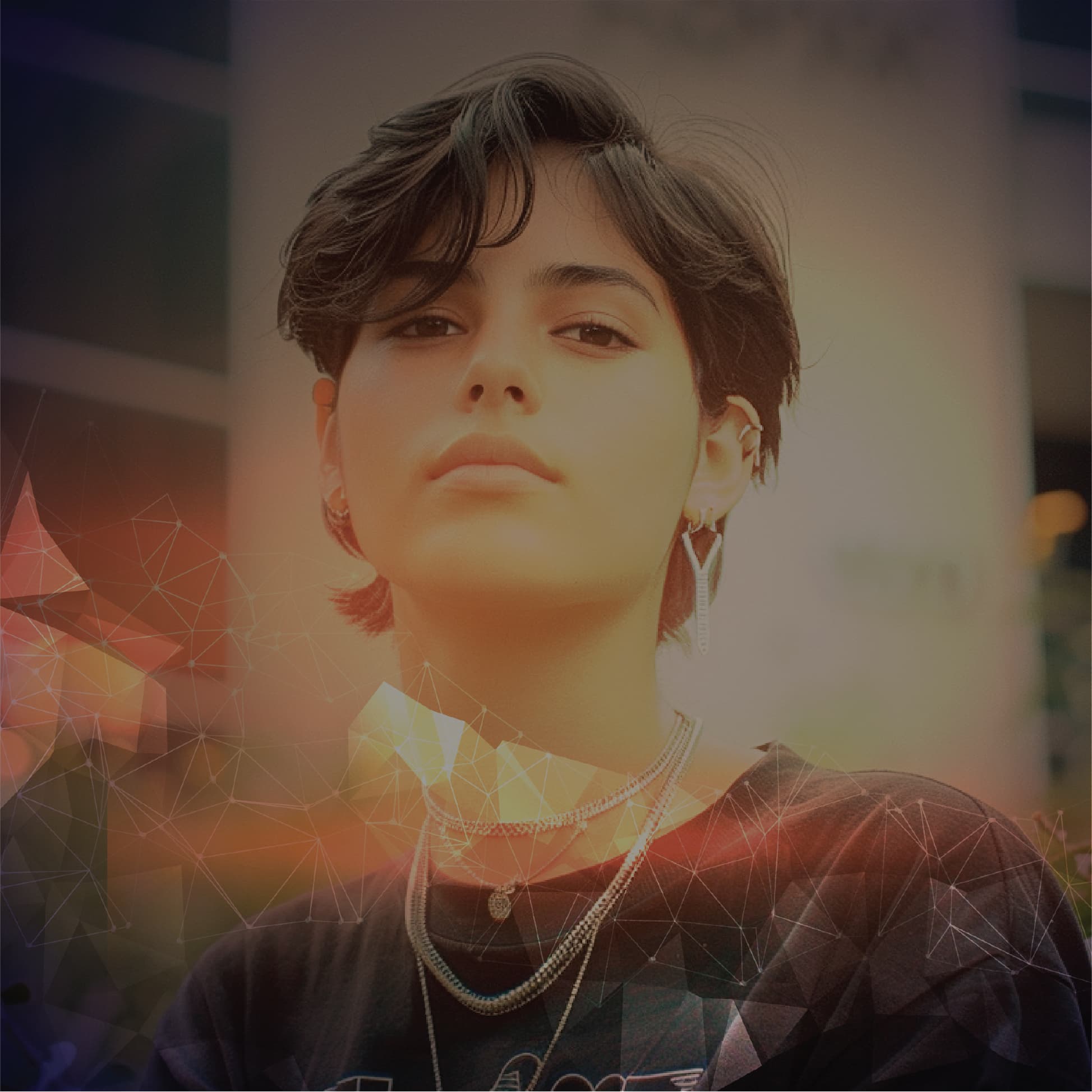 Joven mirando al frente representando educación después del colegio