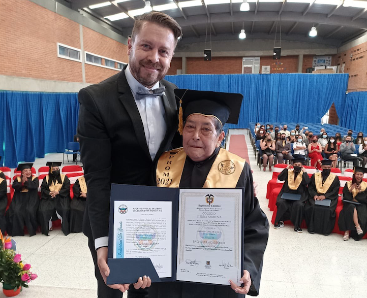 Doña Susana y su nieta Andrea se graduaron de bachilleres