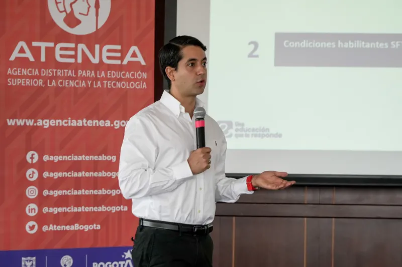 Director hablando