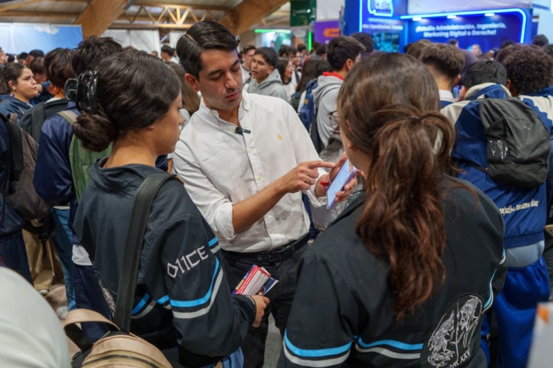 Atenea está en Expoestudiantes para orientar a los jóvenes en su camino hacia la educación superior