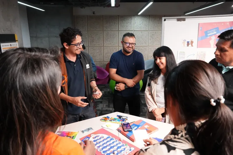 Bogotá invita a los hombres a ponerse la diez para la prevención de la sífili
